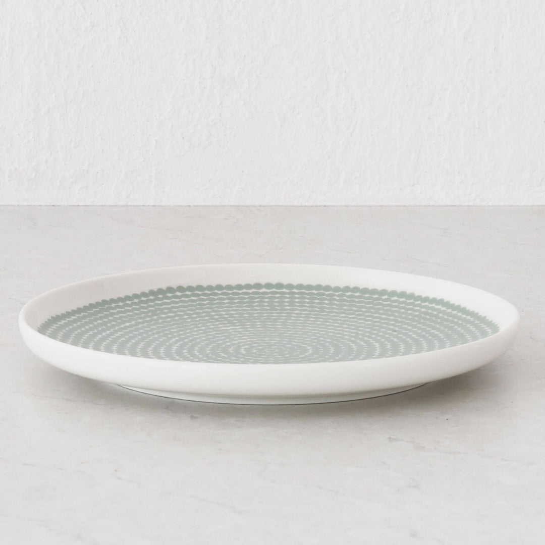 MARIMEKKO  |  OIVA SIIRTOLAPUUTAHRA PLATE 25CM | SAGE + OFF WHITE