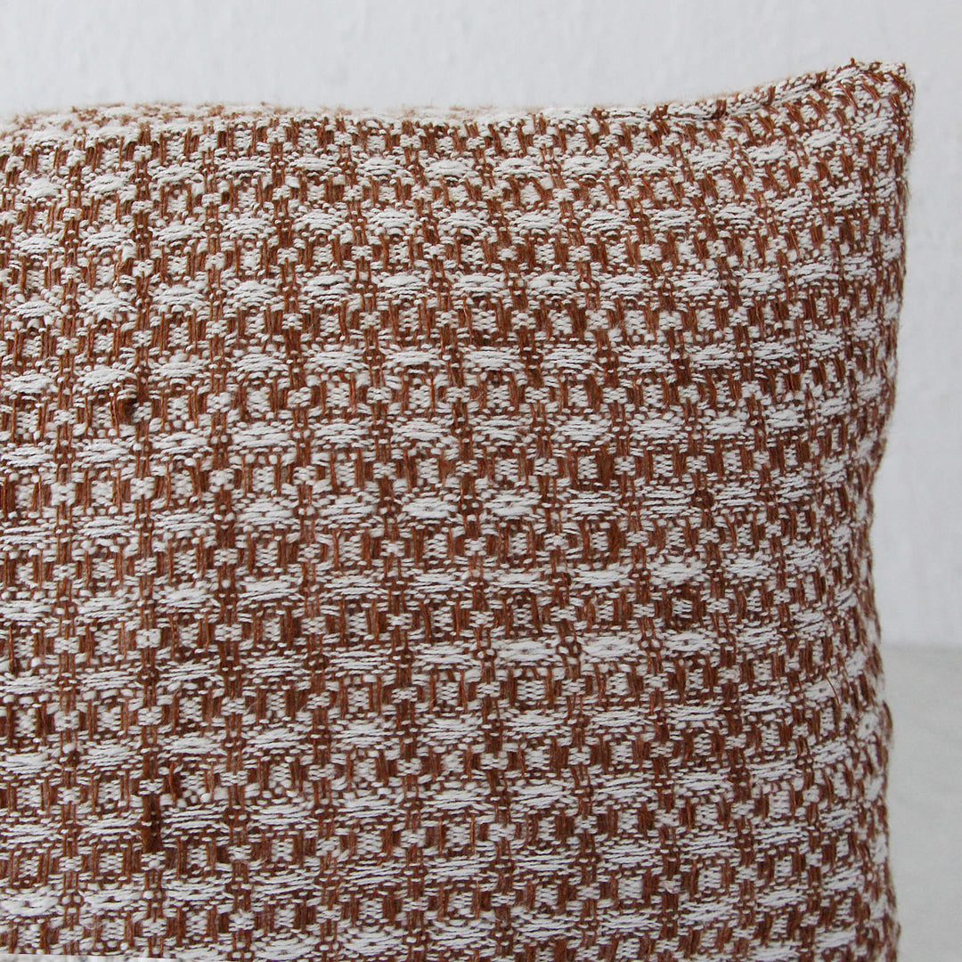 NOAH CUSHION  | 40 X 60 | NUTMEG + WHITE | CLOSEUP