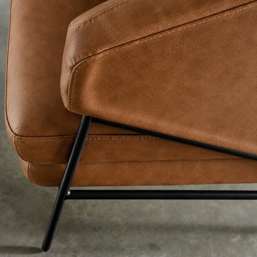 PILOTI ESSEN ARMCHAIR  |  DAKOTA SADDLE TAN