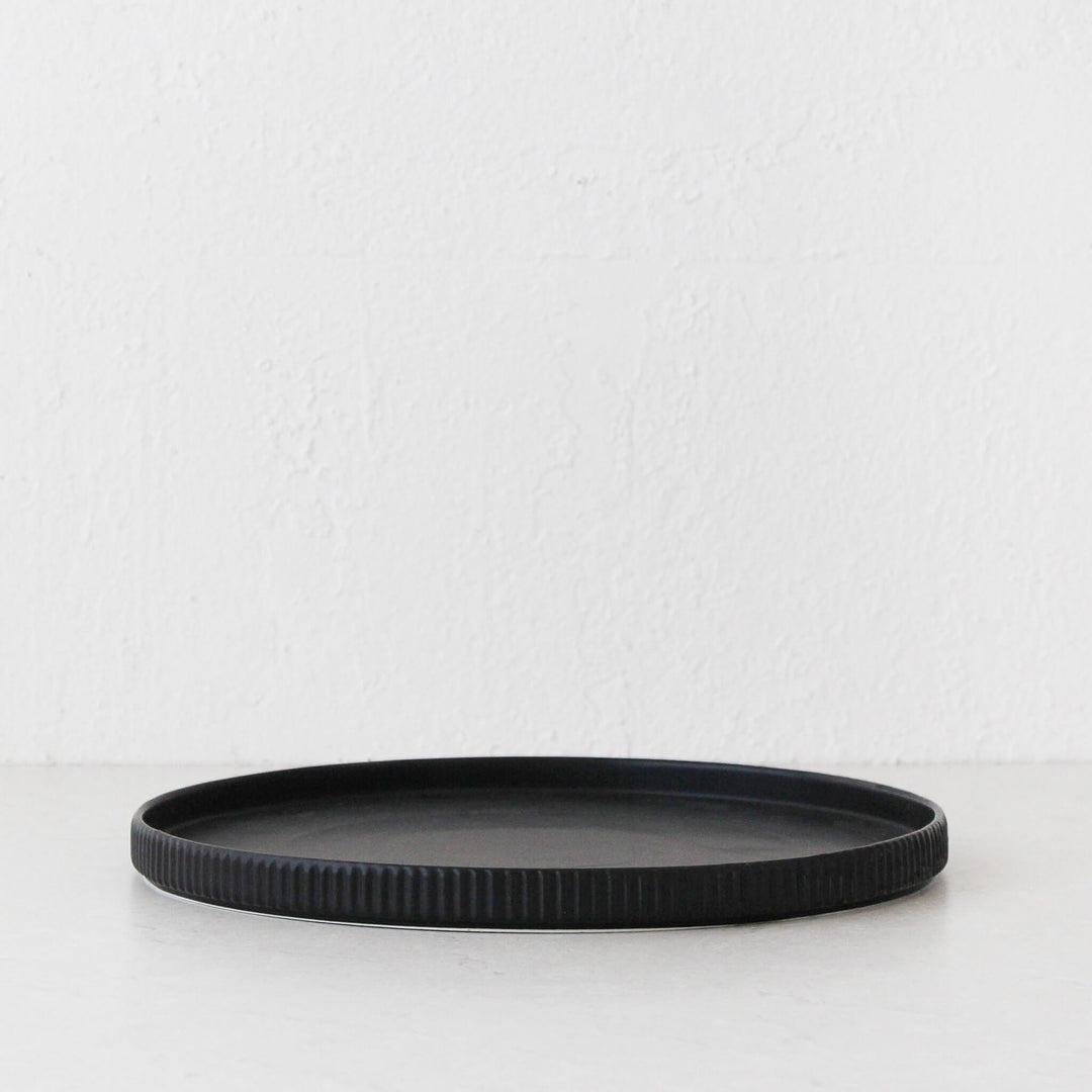 CERAMIC RIBBED BUNDLE X2 | FOOTED STAND + ROUND PLATTER | MATTE BLACK