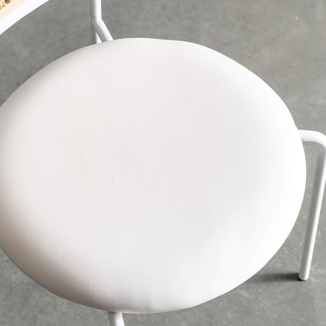 TORSBY INDOOR/OUTDOOR BAR CHAIR | WHITE | SEAT CLOSEUP