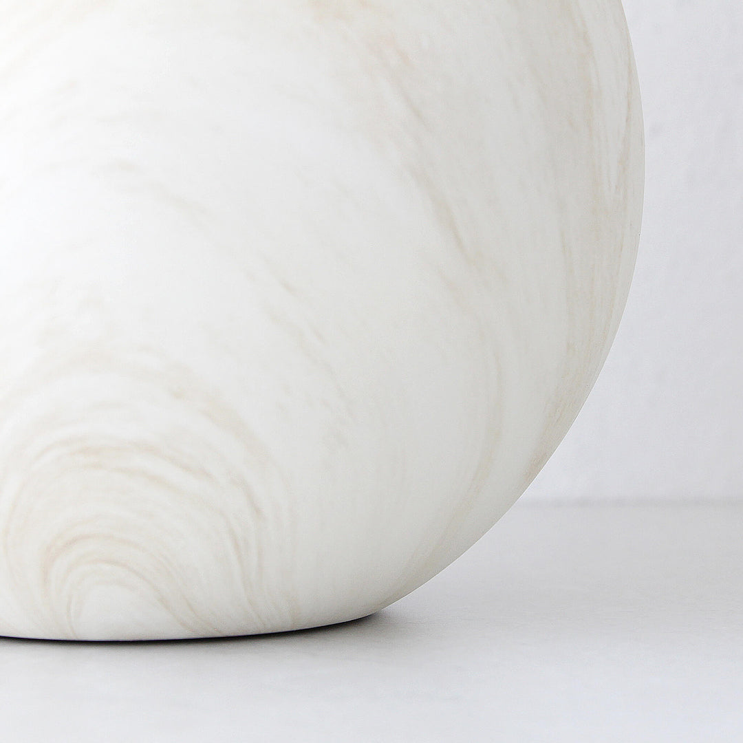 VALLEY TABLE LAMP | WHITE | CLOSE UP