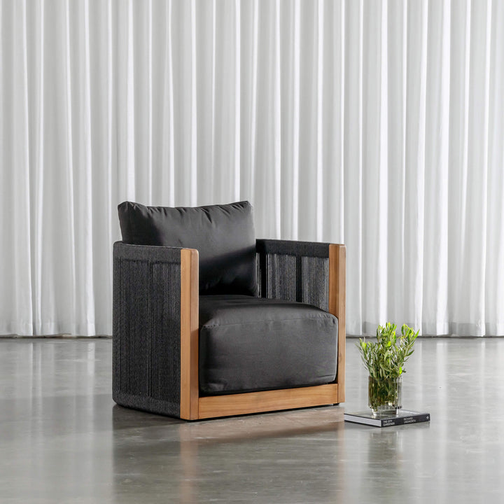 VALLECITO INDOOR/OUTDOOR ARMCHAIR  |  BLACK NOIR