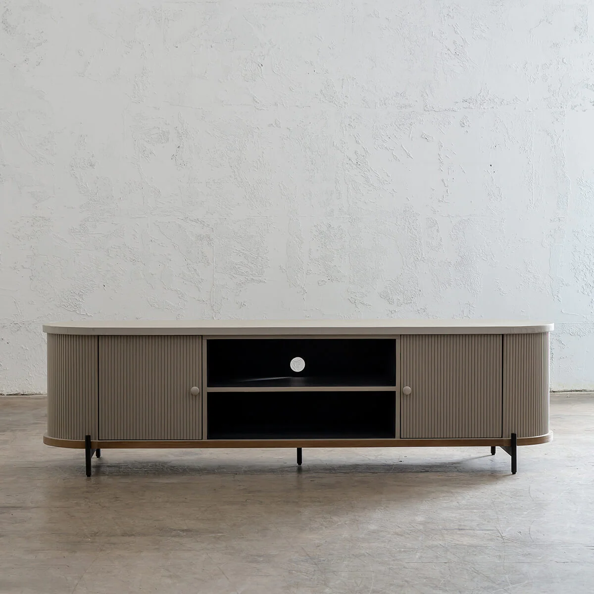 Curved media online console