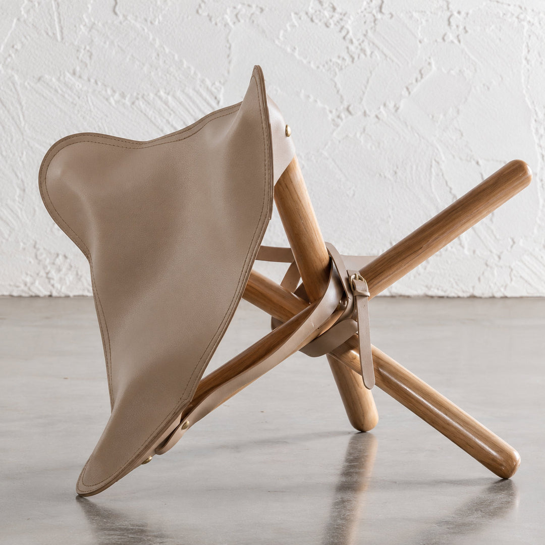 MALAND FOLDUP STOOL  |  NATURAL TEAK + LIGHT TAUPE LEATHER HIDE