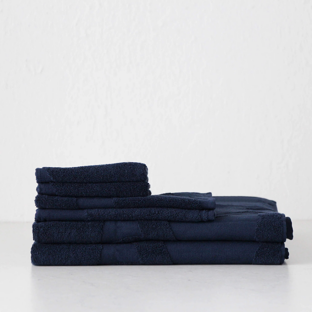 MARIMEKKO  |  UNIKKO BATH TOWEL BUNDLE DOUBLE  |  DARK BLUE