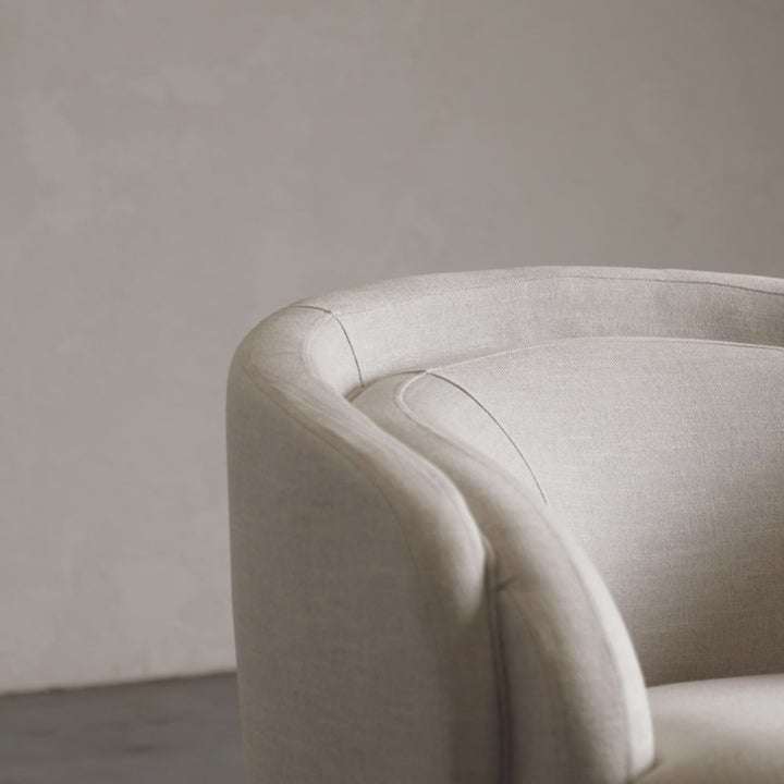 CARSON CURVE ARM CHAIR | JOVAN DOVE