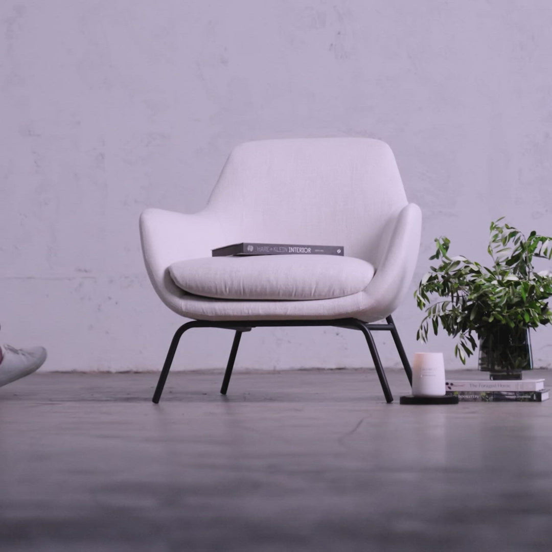 LYNDON ARM CHAIR  |  CASPER WHITE