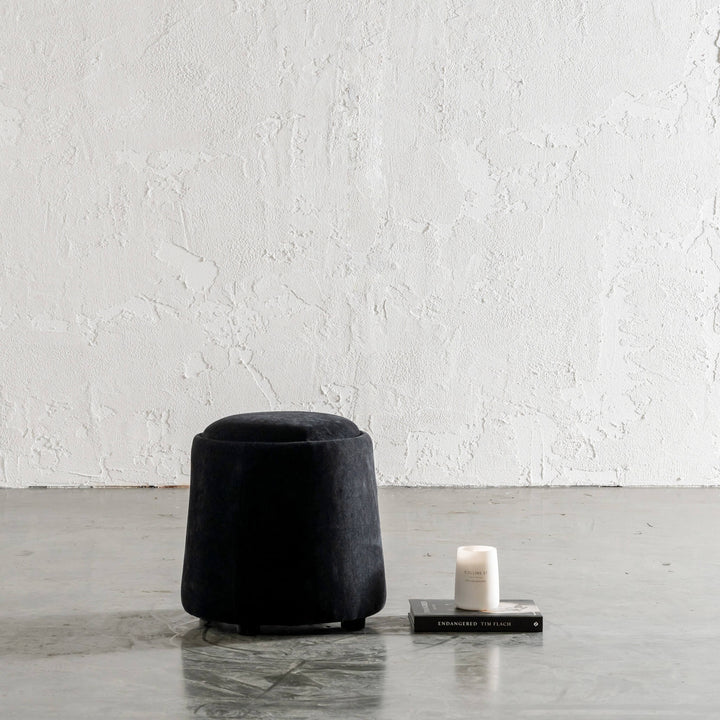 CARSON CURVE ROUND OTTOMAN  |  NOIR BLACK