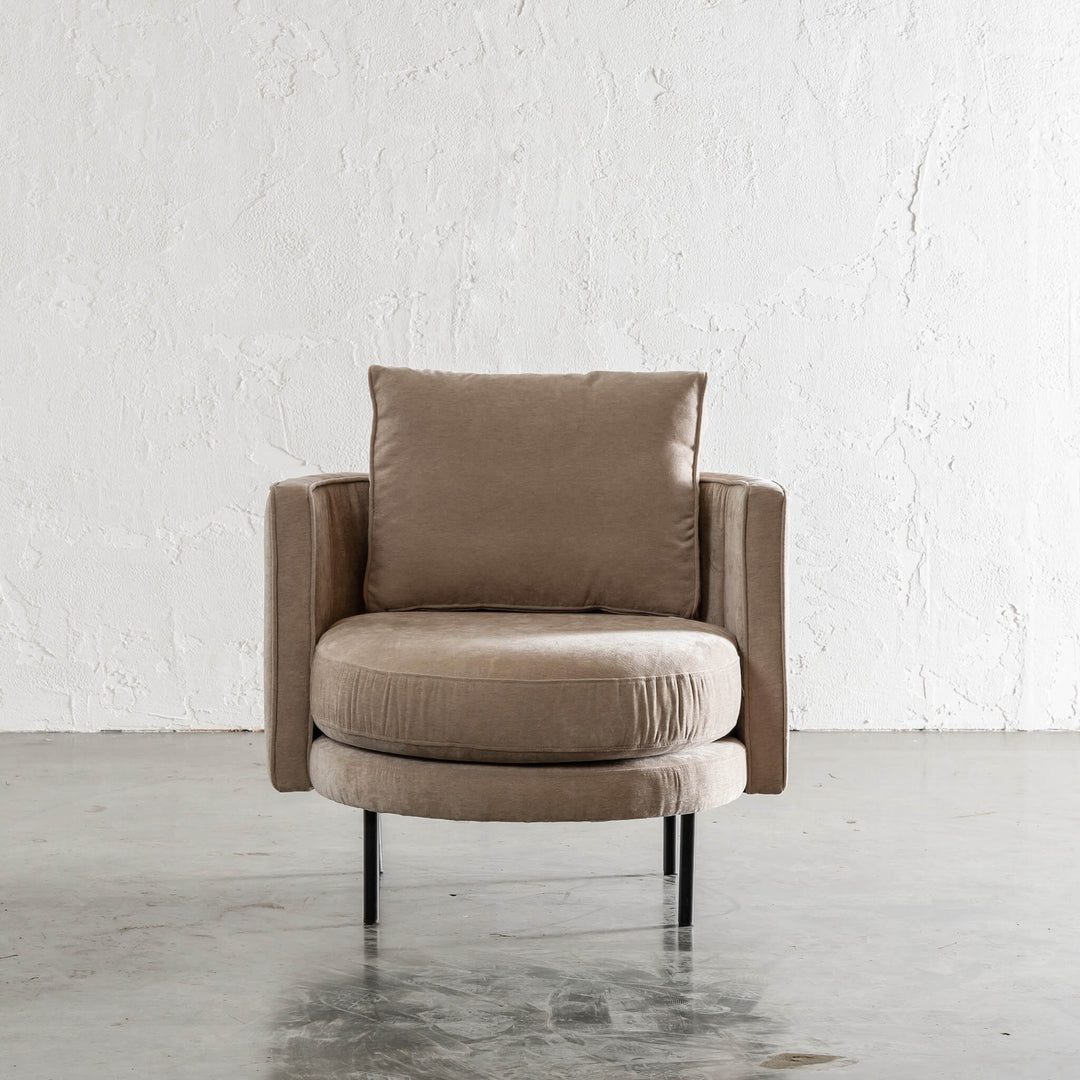 CARSON MODERNA CURVED RIBBED CHAIR  |  DESERT SAND MINIMAL