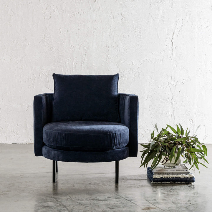 CARSON MODERNA CURVED RIBBED CHAIR  |  MIDNIGHT BLUE