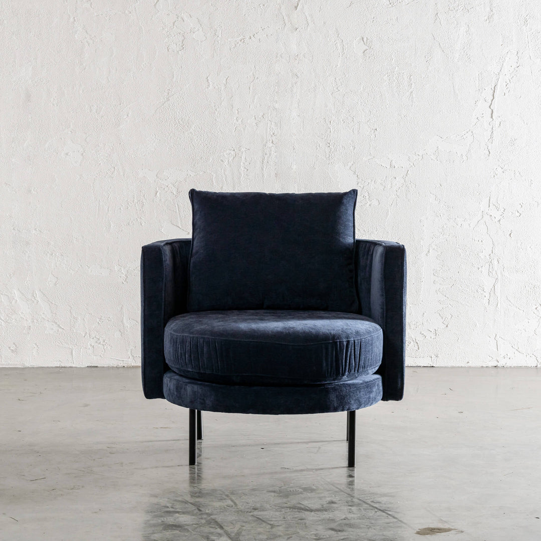 CARSON MODERNA CURVED RIBBED CHAIR  |  MIDNIGHT BLUE MINIMAL