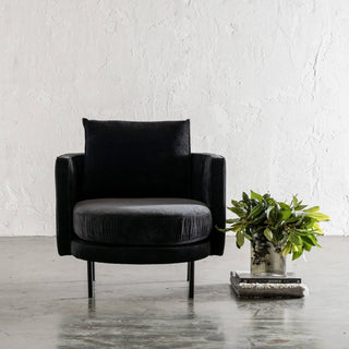 CARSON MODERNA CURVED RIBBED CHAIR  |  NOIR BLACK