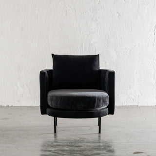 CARSON MODERNA CURVED RIBBED CHAIR  |  NOIR BLACK MINIMAL