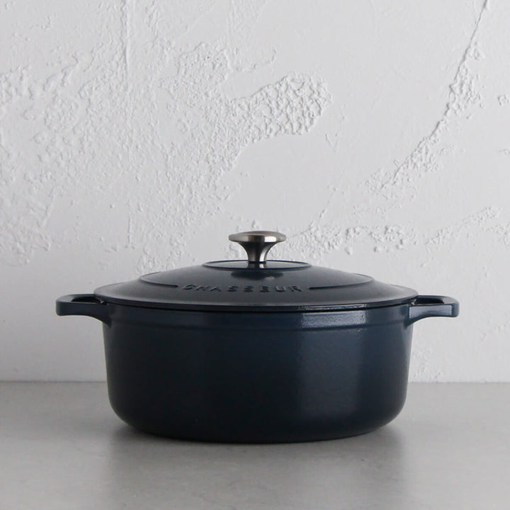 Chasseur 7.1-quart Caviar Grey Enameled Cast Iron Round Dutch Oven 