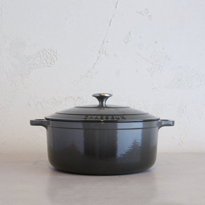 CHASSEUR  |  ROUND FRENCH OVEN  |  CAVIAR GREY  |   FRENCH ENAMEL COOKWARE