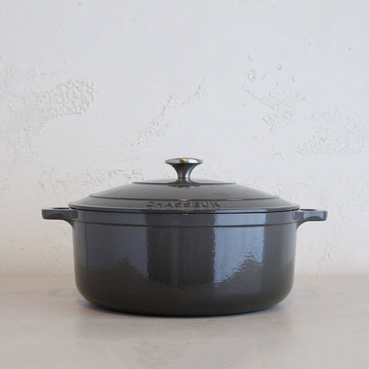 CHASSEUR  |  ROUND FRENCH OVEN  |  CAVIAR GREY  |   FRENCH ENAMEL CAST IRON COOKWARE