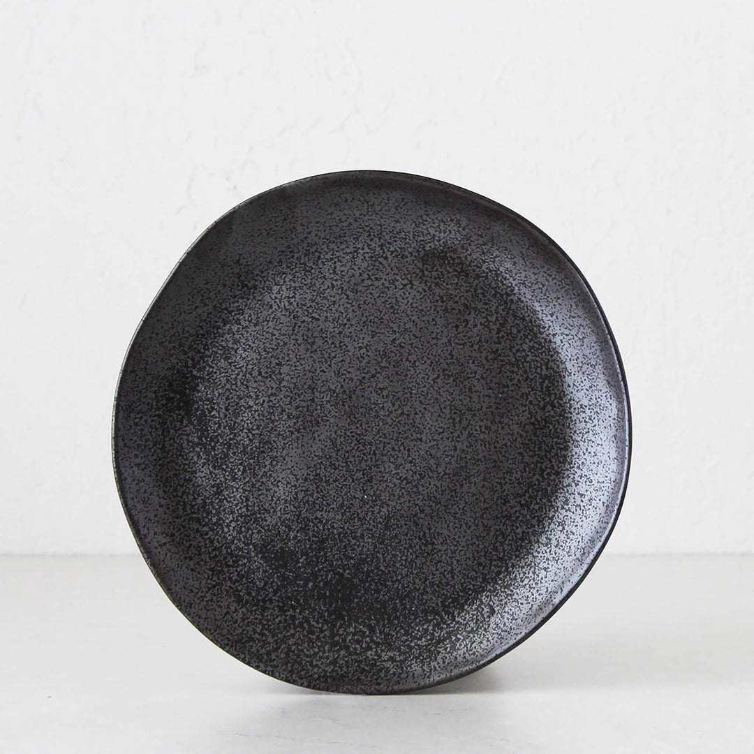 ROBERT GORDON  |  EARTH DINNER PLATE  |  BLACK  |  27.5CM