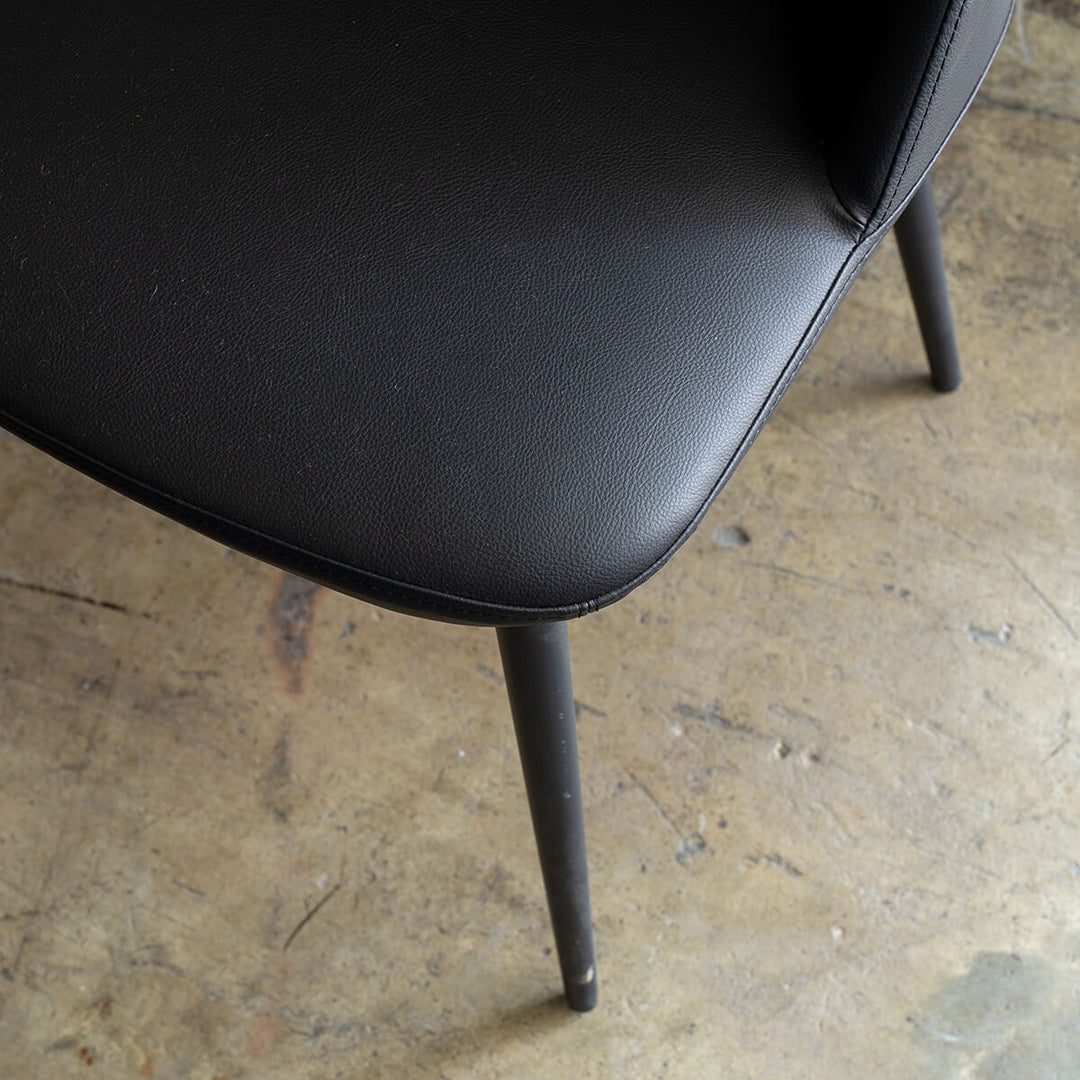 JAKOB CARVER CHAIR | FAUX LEATHER | NOIR BLACK LEATHER CLOSEUP