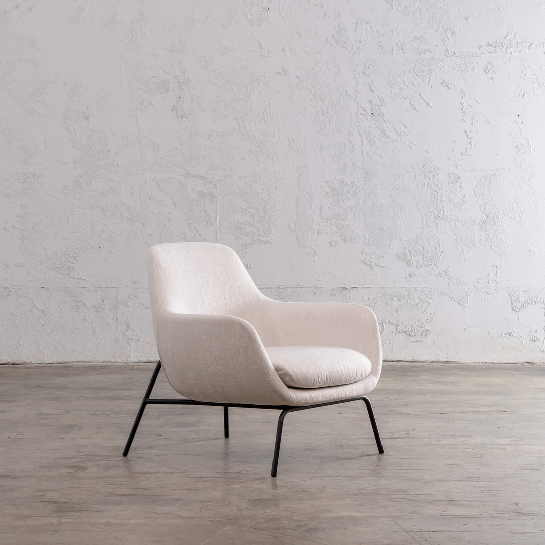 LYNDON ARM CHAIR  |  CASPER WHITE