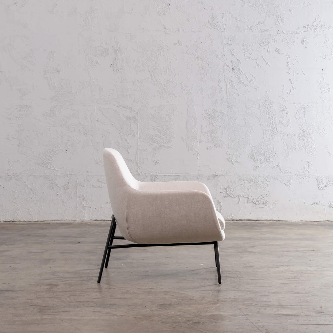 LYNDON ARM CHAIR  |  CASPER WHITE