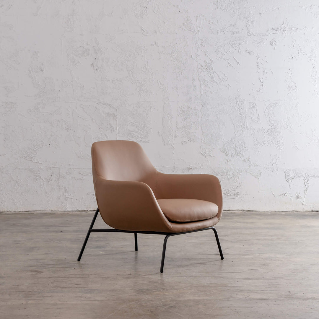 LYNDON ARM CHAIR  |  SADDLE TAN