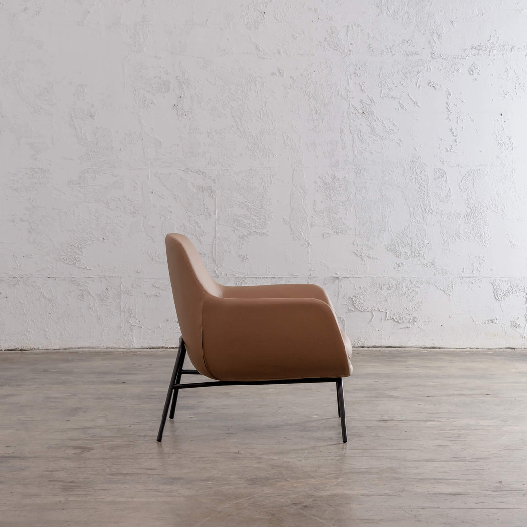 LYNDON ARM CHAIR  |  SADDLE TAN