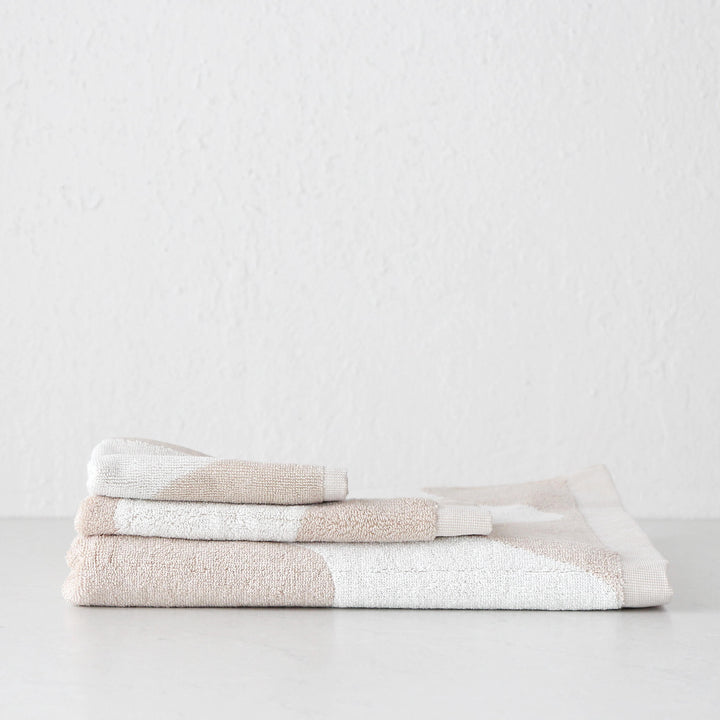 Marimekko Räsymatto Hand Towel in White/Black