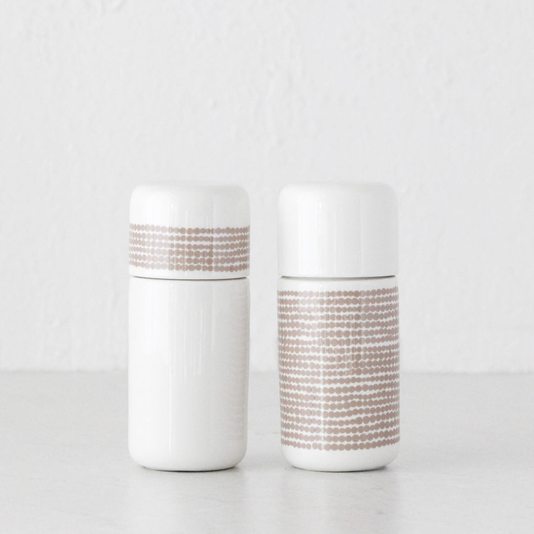 MARIMEKKO  |  OIVA SIIRTOLAPUUTARHA RASYMATTO GRINDER SET OF 2  |  CLAY + WHITE