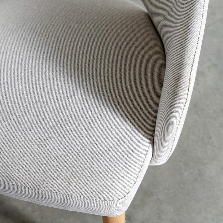 OCTOVA CLASSIC DINING CHAIR | LIGHT GREY TWILL + TEAK  |  CLOSE UP