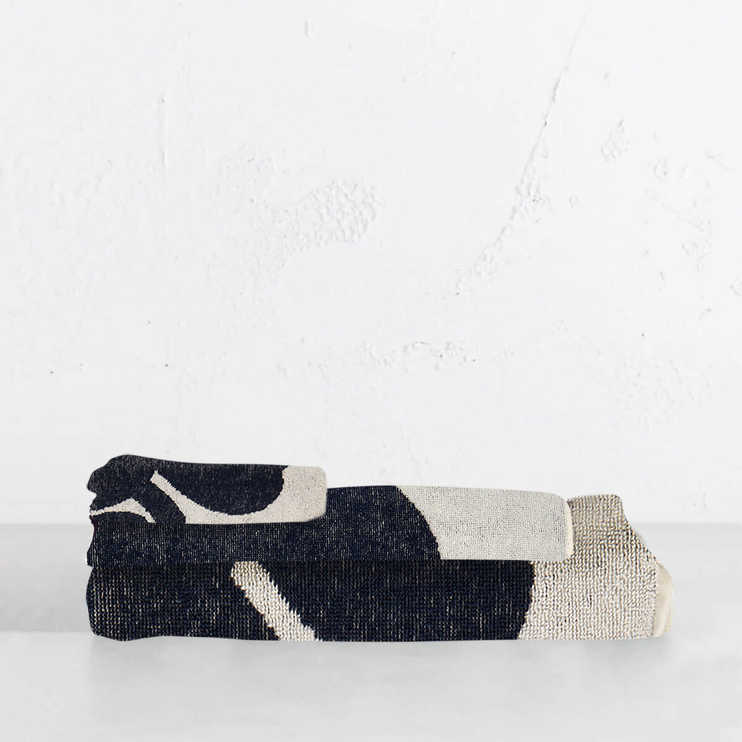 MARIMEKKO  |  SUUR UNIKKO BATH TOWEL BUNDLE SINGLE  |  DARK BLUE + SAND + OFF WHITE