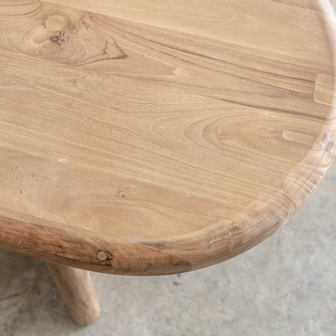 TRION INDOOR ROUNDED TEAK DINING TABLE | CLOSE UP